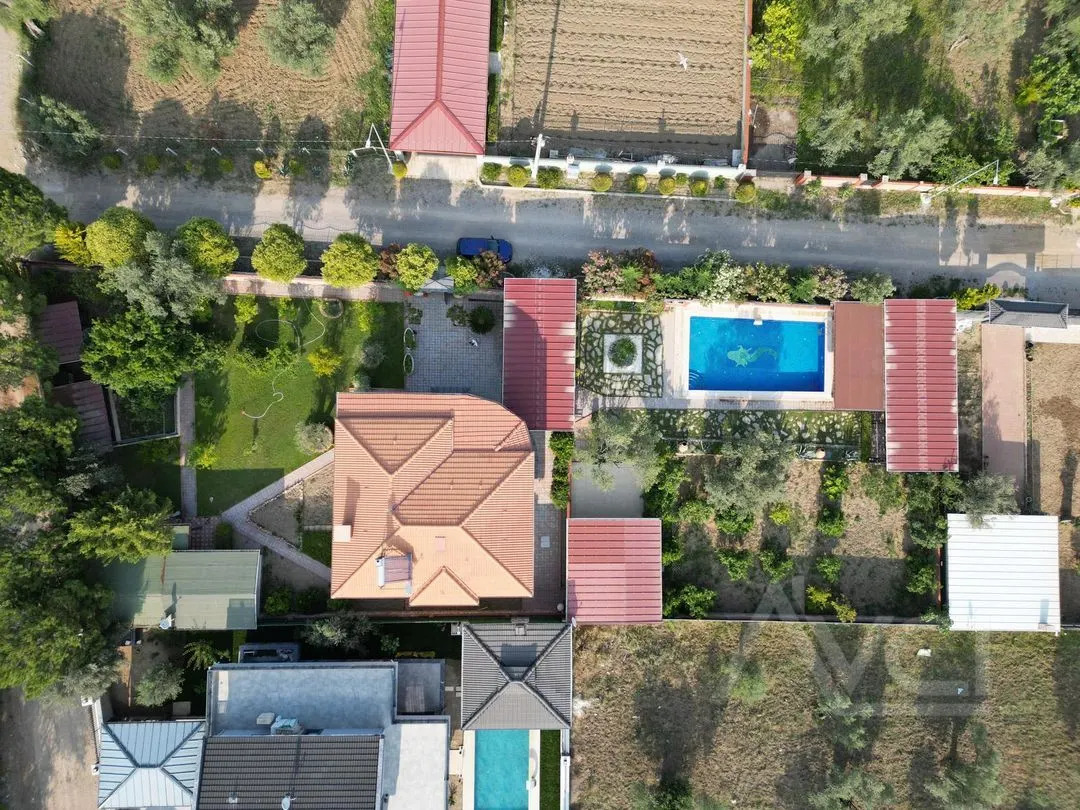 AVCI’DAN 1,500 M2 ARSA İÇİNDE 2 MÜŞTEMİLATLI HAVUZLU MALİKANE