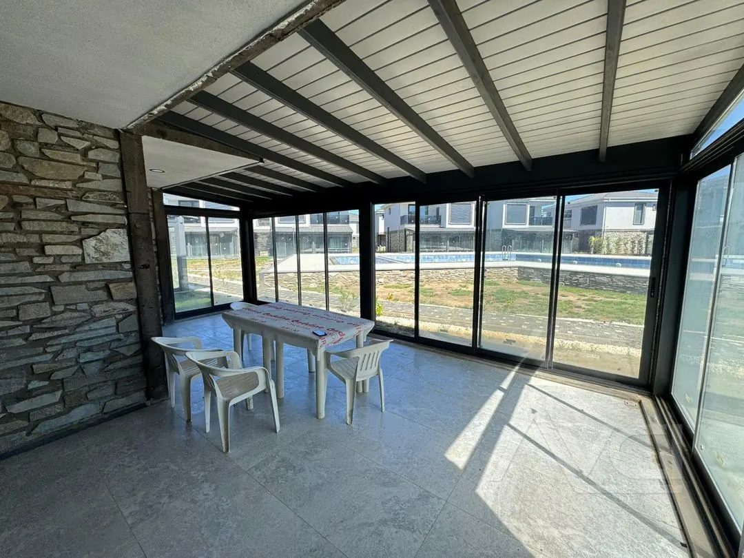AVCI’DAN TEK YETKİ GÜRE DE DENİZE SIFIR SİTE HAVUZLU 3+1 VİLLA