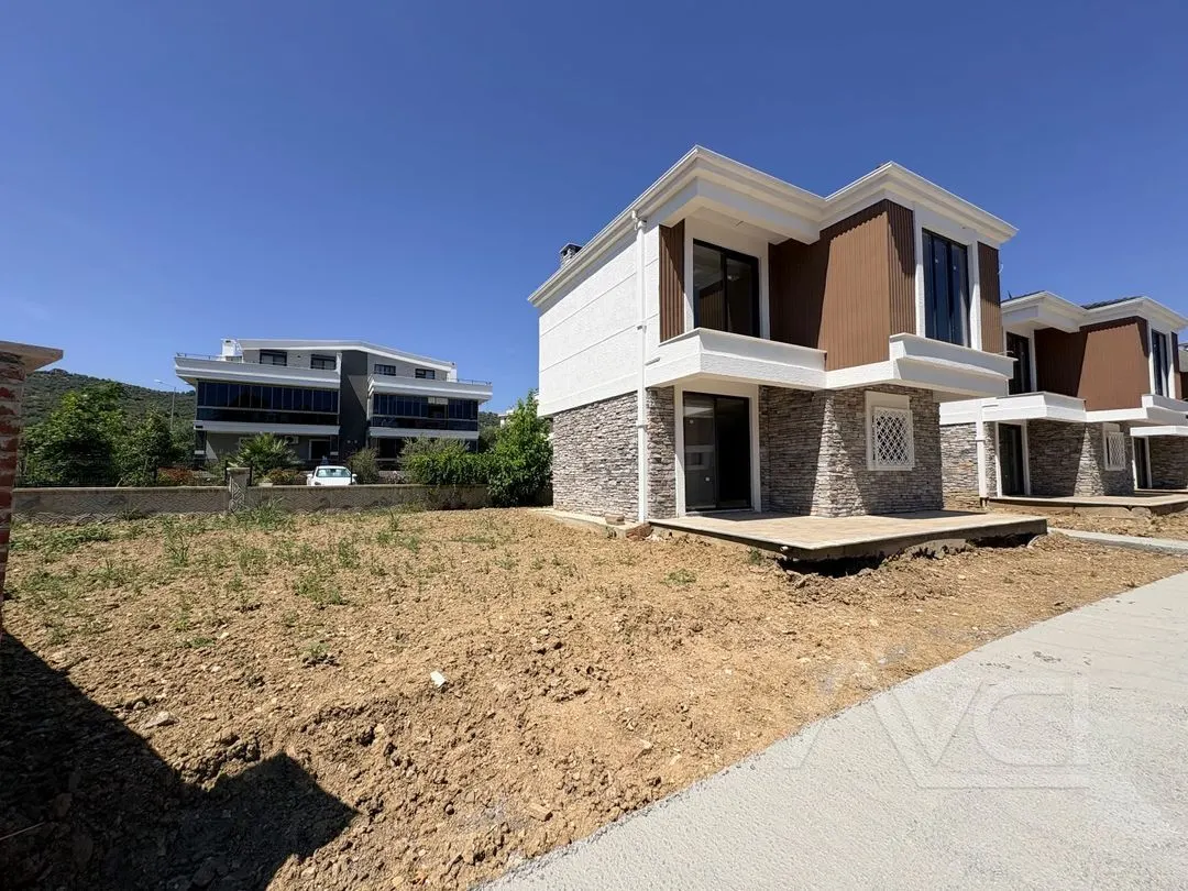 AVCI’DAN KÜÇÜKKUYU’DA YOL CEPHELİ SİTE İÇERİSİNDE 3+1 SIFIR VİLLA