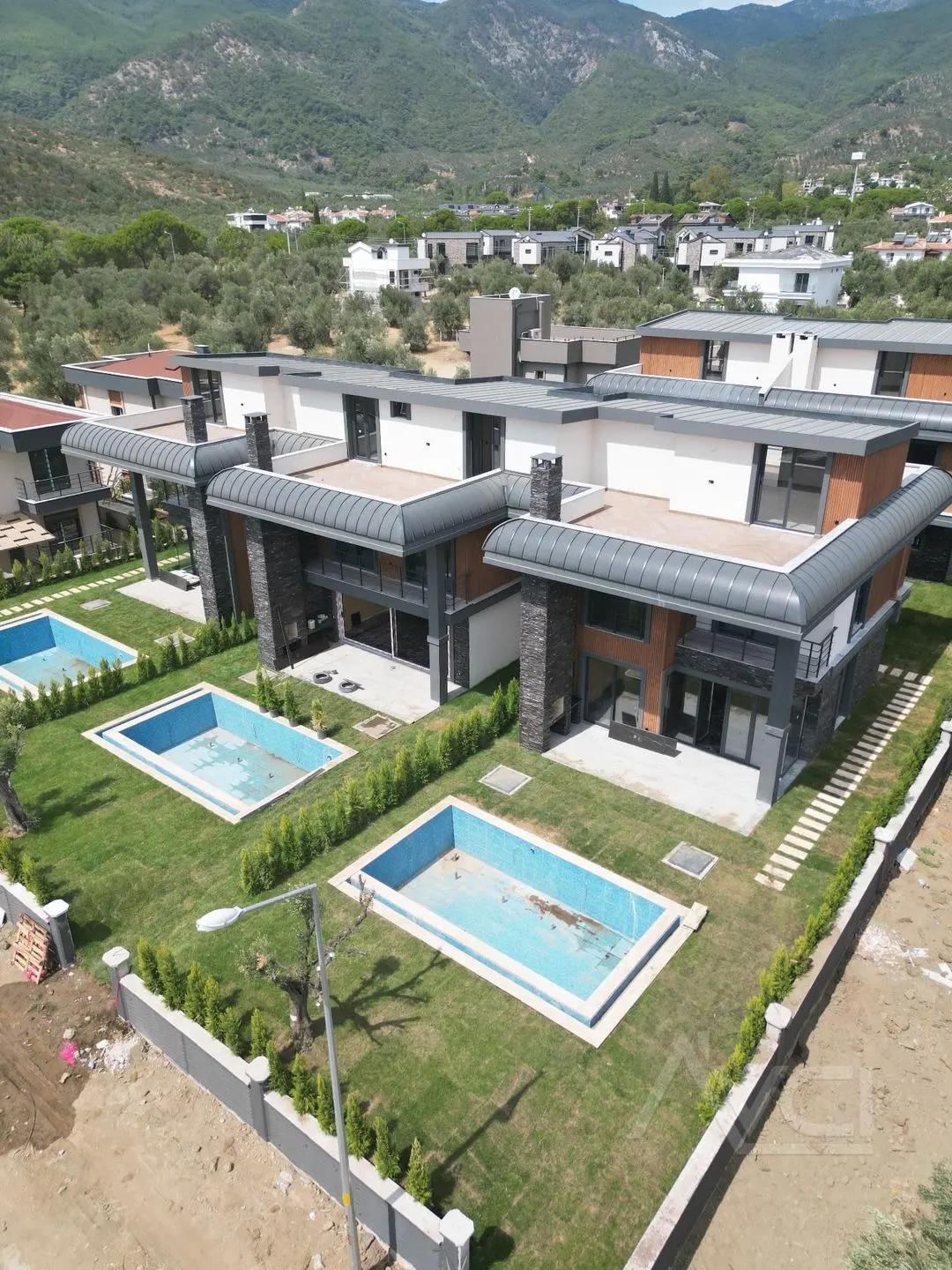 OTELLER CİVARINDA 320M2 ARSALI 4+1 MÜSTAKİL HAVUZLU VİLLA
