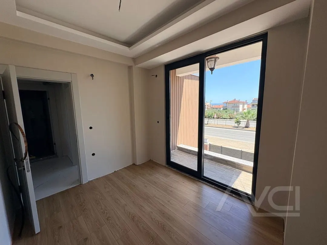 AVCI’DAN KÜÇÜKKUYU’DA YOL CEPHELİ SİTE İÇERİSİNDE 3+1 SIFIR VİLLA