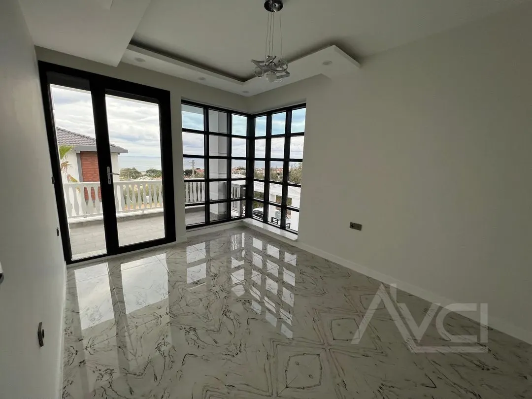 AVCI’DAN ALTINOLUK’TA 600M2 ARSA İÇİNDE BEYAZ KONAK