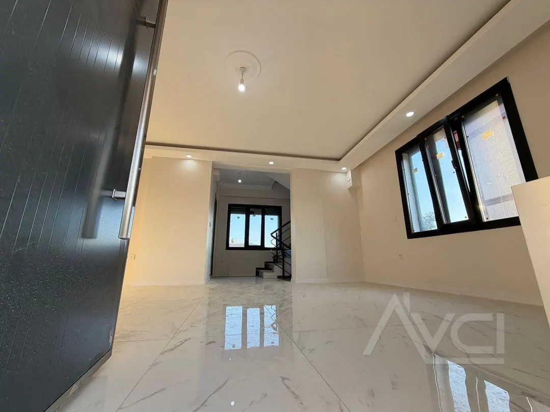 AVCI'DAN KÜÇÜKKUYU'DA DENİZ MANZARALI 3+1 DENİZE 250 MT VİLLA
