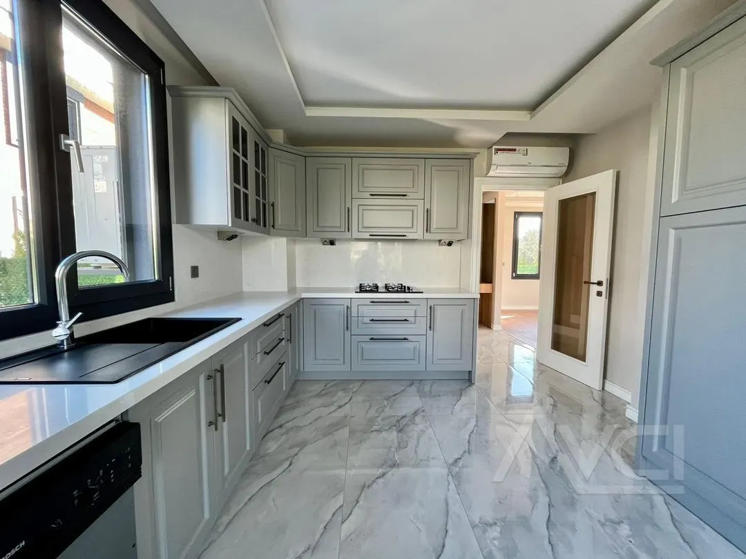 AVCI’DAN 3+1 HAVUZLU DENİZE 200 MT FUL EŞYALI YOL CEPHELİ VİLLA