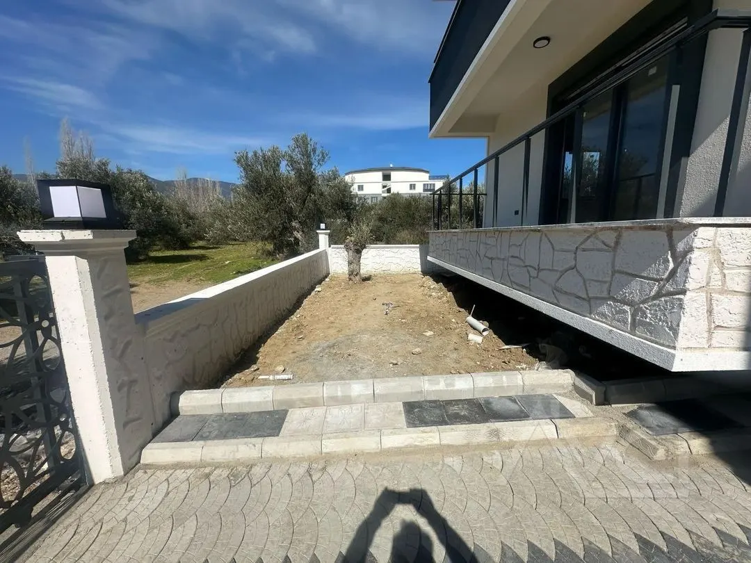 AVCI’DAN KESİNTİSİZ ZEYTİNLİK MANZARALI SIFIR VİLLA