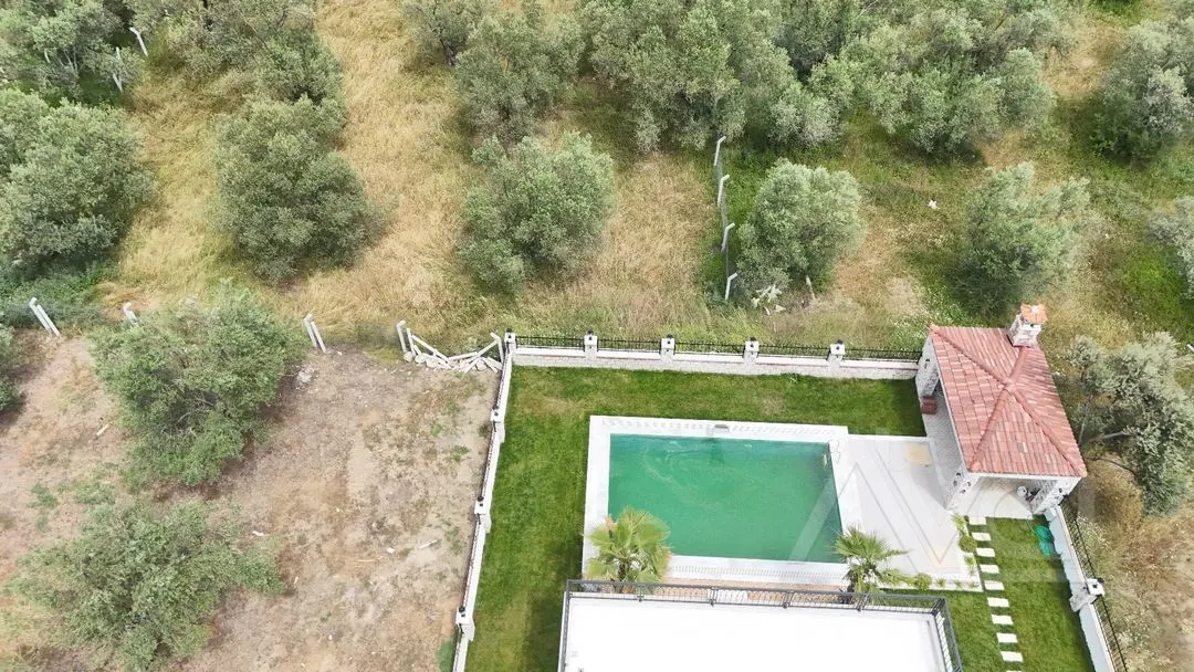 AVCI’DAN 700M2 ARSA İÇİNDE GİRİŞTE 2 ODALI HAVUZLU LÜKS ALAÇATİ TARZI VİLLA