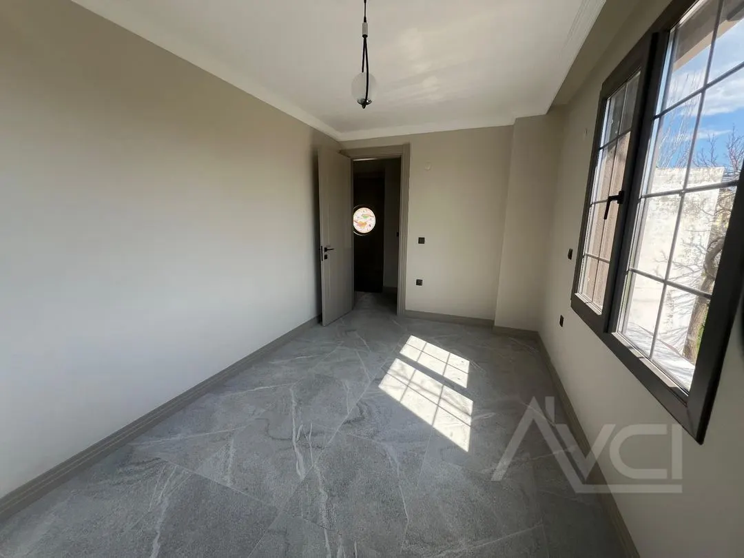 AVCI’DAN NARLI’DA DENİZE 200 MT TAM MÜSTAKİL 2 KATLI VİLLA