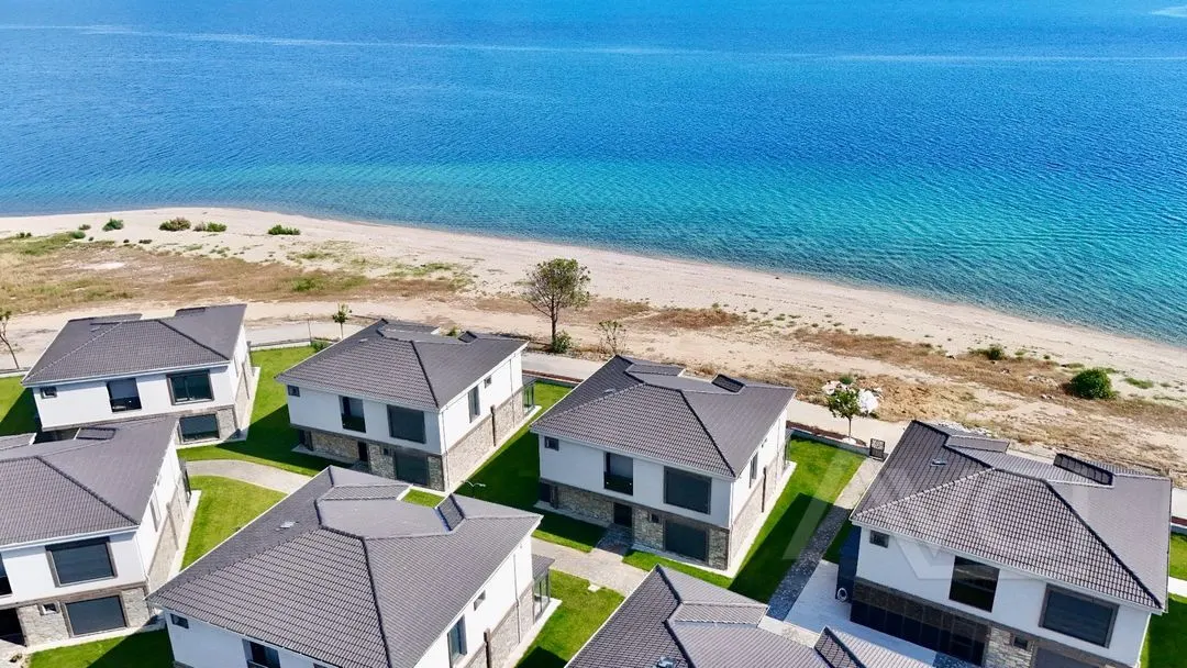 AVCI’DAN DENİZİN EN ÖNÜNDE SIFIR 300M2 İÇ KULLANIM ALANLI TAŞ VİLLA
