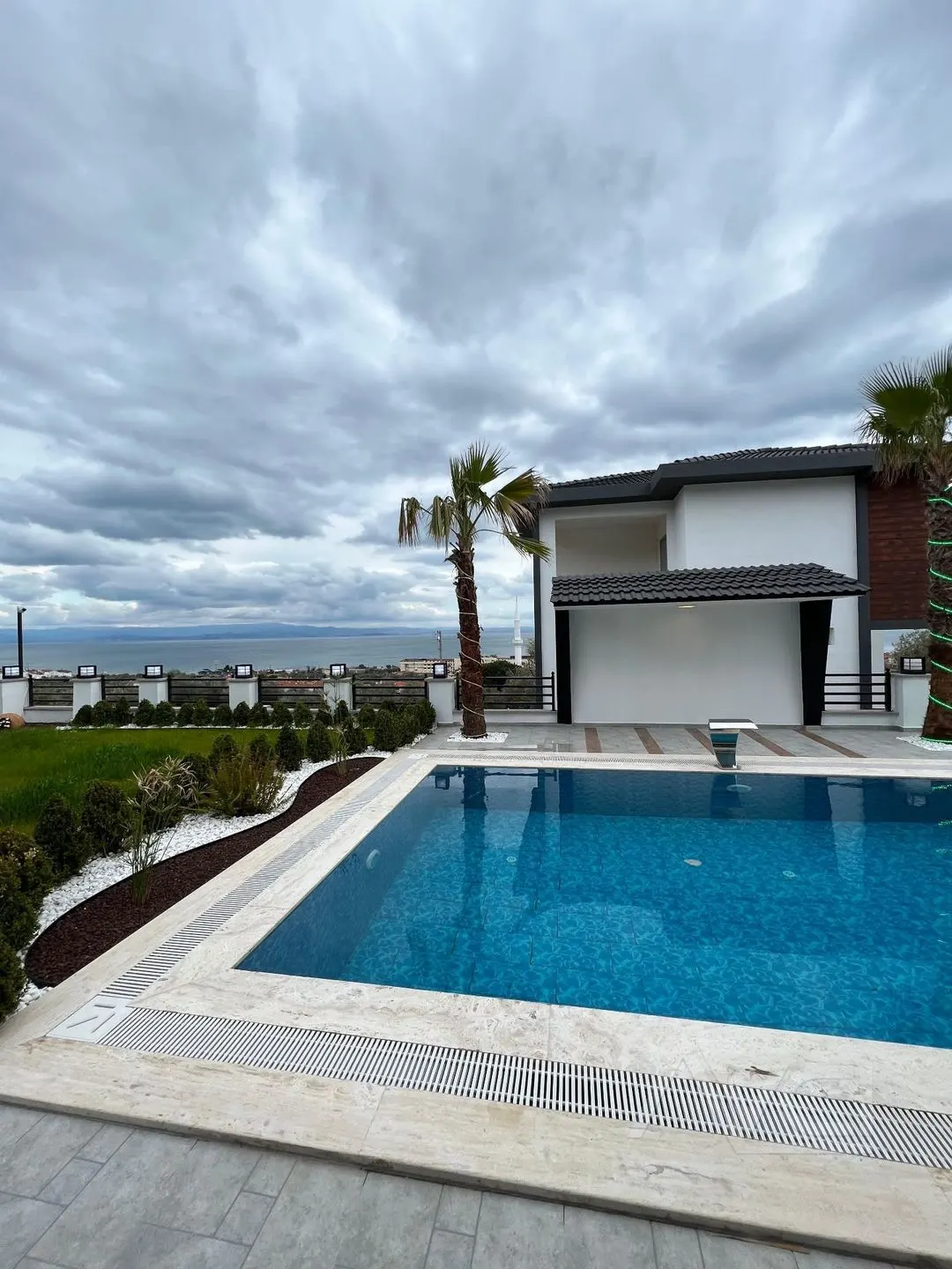 AVCI’DAN ALTINOLUK’TA 600M2 ARSA İÇİNDE BEYAZ KONAK
