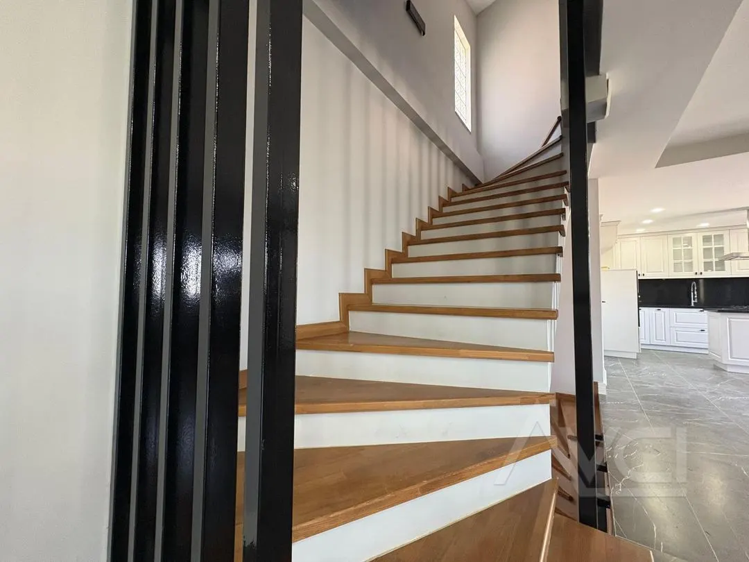 AVCI’DAN İSKELE’DE DENİZE SIFIR 5+2 300M2 VİLLA