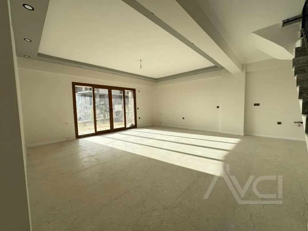 AVCI’DAN GİRİŞTE ODA 5+2 TAŞ KONAK TARZI DENİZ MANZARALI GENİŞ VİLLA