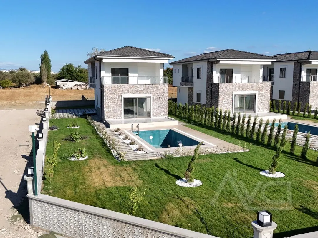AVCI’DAN GÜRE-AKÇAY ARASI 600M2 ARSA MÜSTAKİL HAVUZLU LÜKS VİLLA