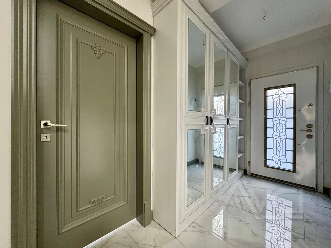 NARLIDA DENİZE 300MT 3+1 GENİŞ BAHÇE ALANI + HAVUZ  AYRI MUTFAK TERASLI