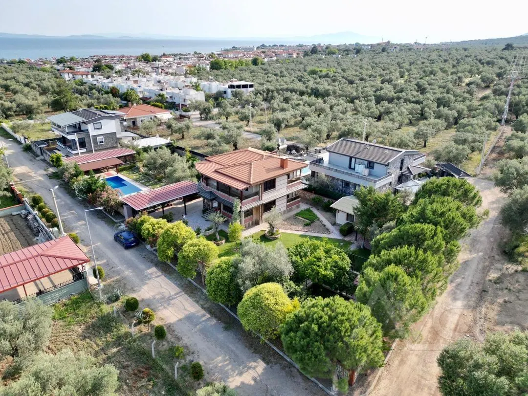 AVCI’DAN 1,500 M2 ARSA İÇİNDE 2 MÜŞTEMİLATLI HAVUZLU MALİKANE