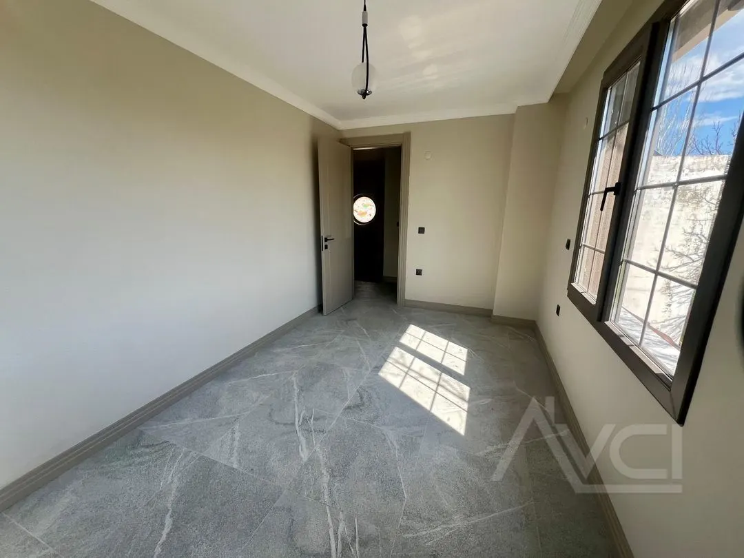 AVCI’DAN NARLI’DA DENİZE 200 MT TAM MÜSTAKİL 2 KATLI VİLLA