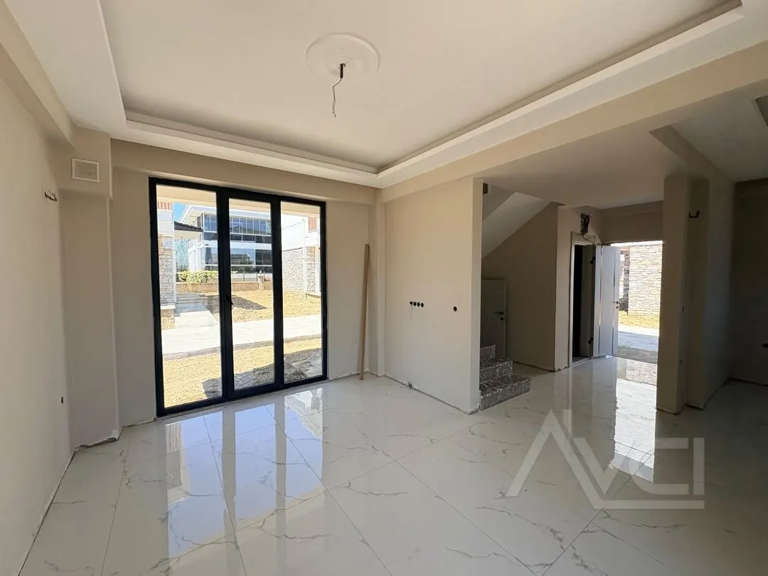 AVCI’DAN KÜÇÜKKUYU’DA YOL CEPHELİ SİTE İÇERİSİNDE 3+1 SIFIR VİLLA