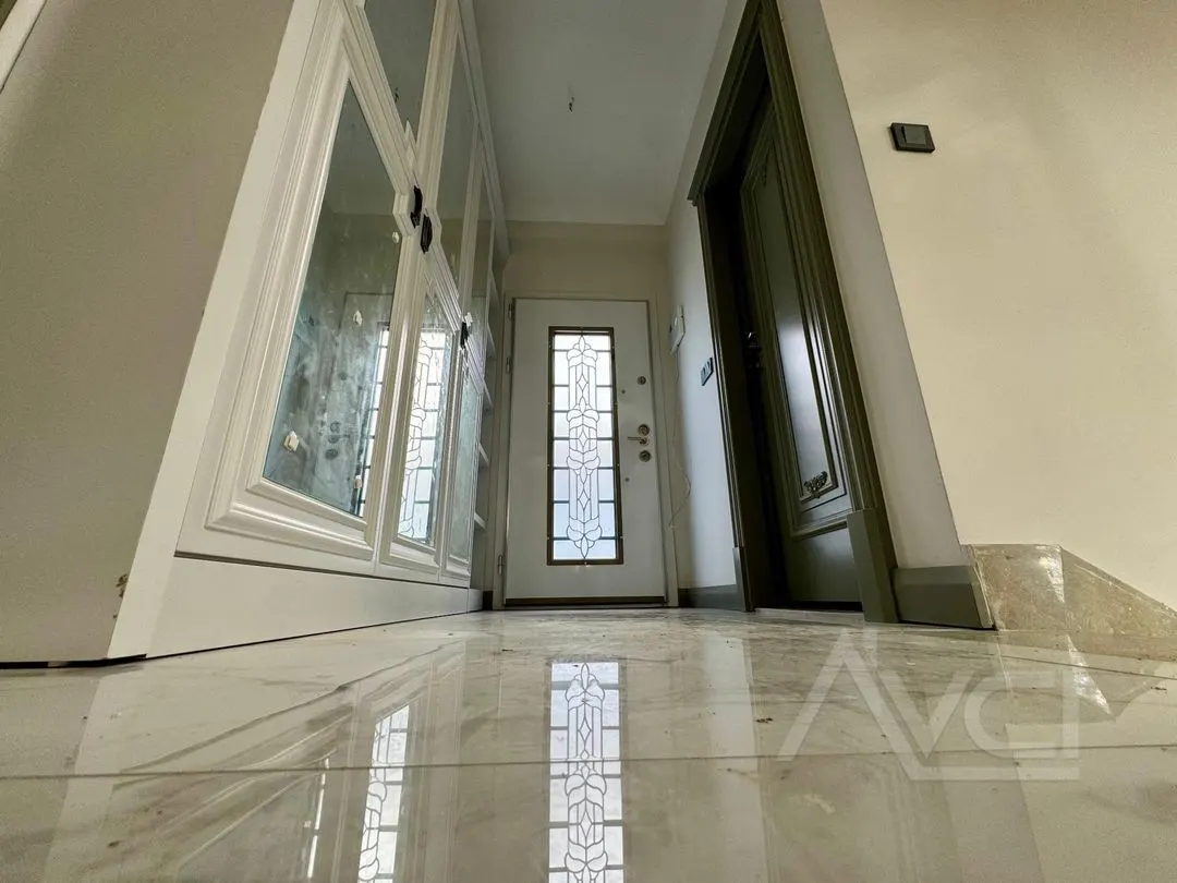 NARLIDA DENİZE 300MT 3+1 GENİŞ BAHÇE ALANI + HAVUZ  AYRI MUTFAK TERASLI