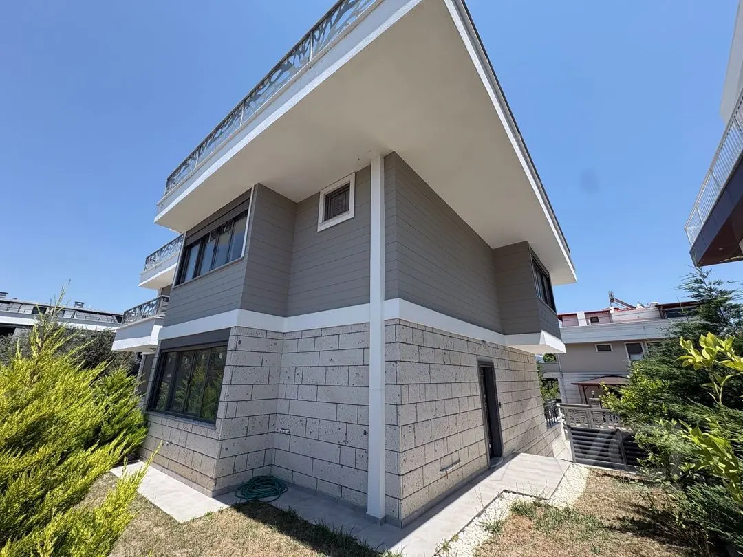 AVCI’DAN NARLI ALTINDA 5+1 DENİZE 100MT İKİZ VİLLA