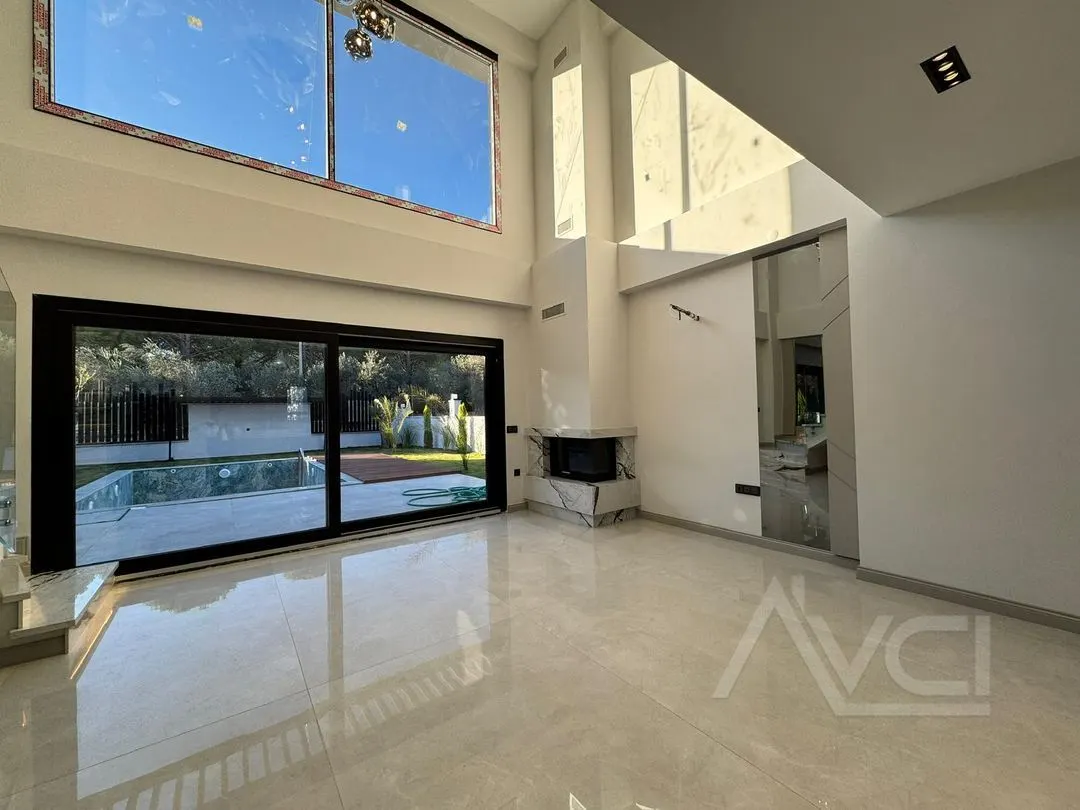 AVCI’DAN YÜRÜYÜŞ YOLUNDA CEPHELİ 400M2 ARSA İÇİNDE VİLLA