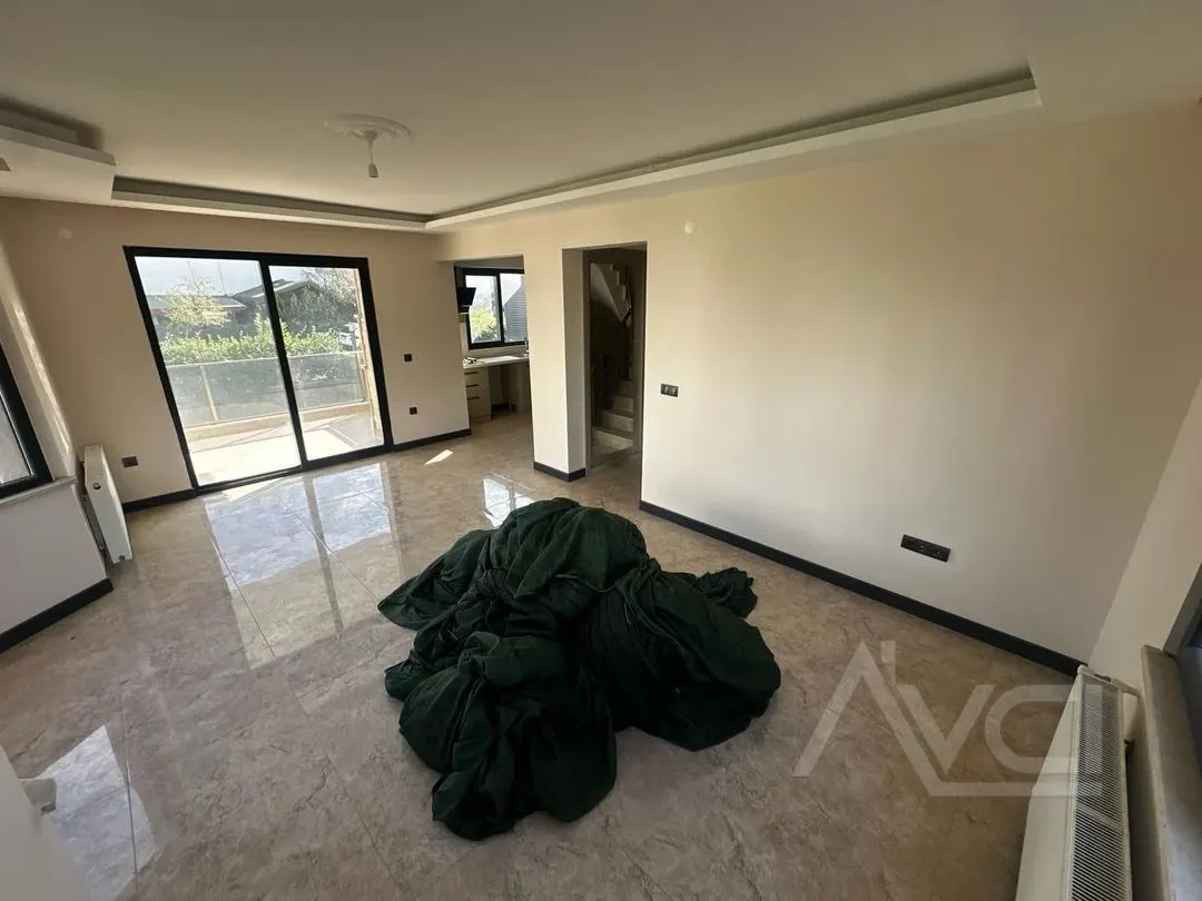 AVCI’DAN YOLUN ALTI DENİZE 100MT HAVUZLU SIFIR VİLLA