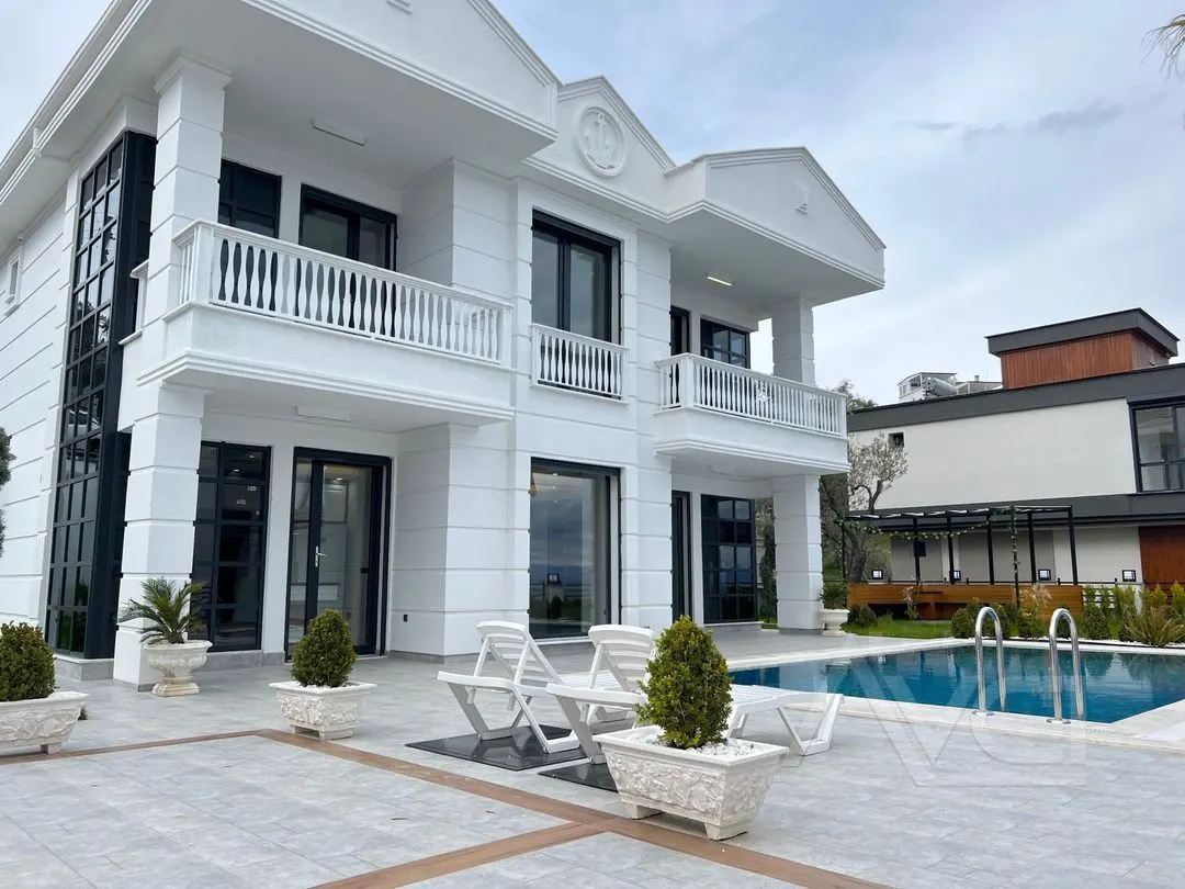 AVCI’DAN ALTINOLUK’TA 600M2 ARSA İÇİNDE BEYAZ KONAK