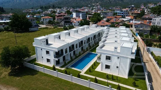 AVCI’DAN KIZILKEÇİLİDE 3+1 BİTİŞİK NİZAM ORTAK HAVUZLU KAPALI OTOPARKLI VİLLA