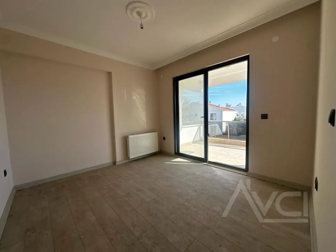 AVCI’DAN YOLUN ALTI DENİZE 100MT HAVUZLU SIFIR VİLLA