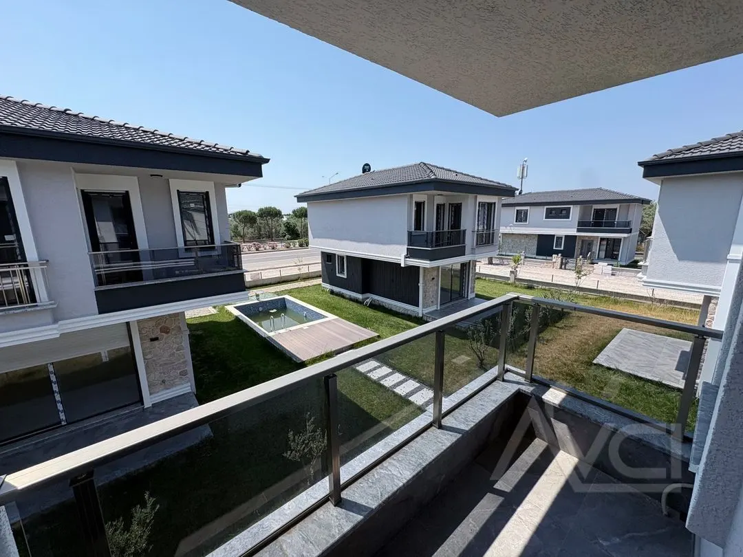 AVCI’DAN KÜÇÜKKUYUDA HAVUZLU SİTE İÇERİSİNDE 3+1 VİLLA