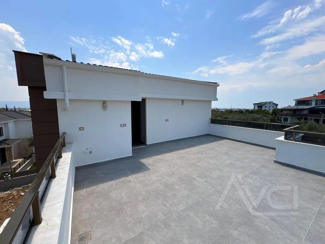 AVCI’DAN GİRİŞTE ODALI 4+1 TERASLI VİLLA