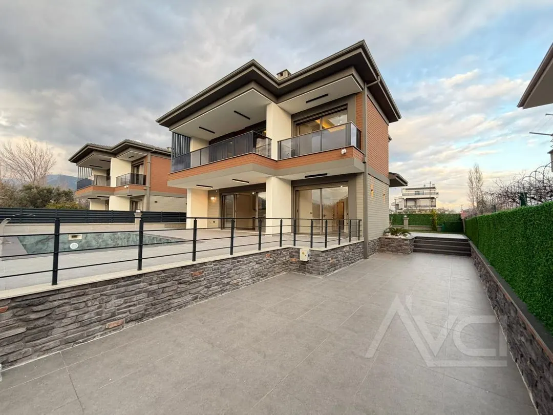AVCI’DAN FENER’DE 400M2 ARSA GİRİŞ ODALI MÜSTAKİL HAVUZLU VİLLA