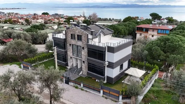 AVCI’DAN AVCILAR’DA DENİZE 50 MT DENİZ MANZARALI VİLLA