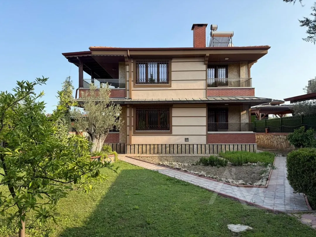 AVCI’DAN 1,500 M2 ARSA İÇİNDE 2 MÜŞTEMİLATLI HAVUZLU MALİKANE
