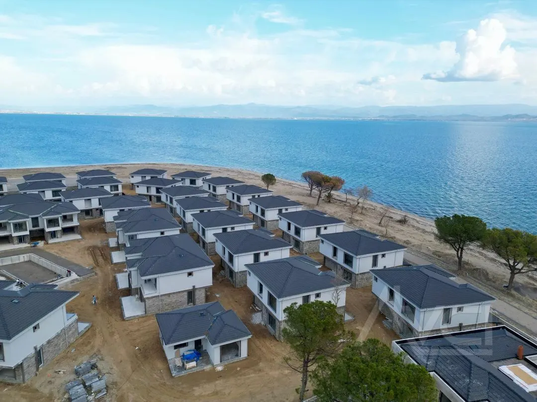 AVCI’ DAN TEK YETKİ 300M2 NET DENİZE SIFIR VİLLA/ÜÇÜNCÜ SIRA