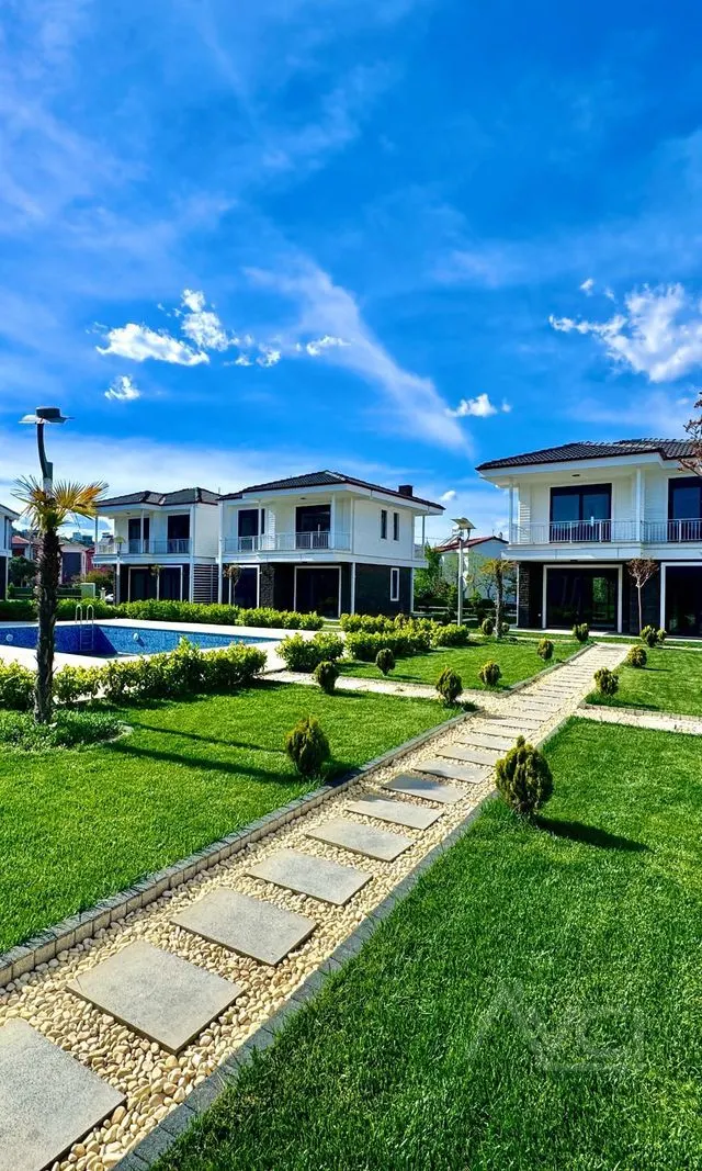 BURHANİYE PELİTKÖY’DE HAVUZLU SIFIR ULTRA LÜKS 3+1 VİLLA