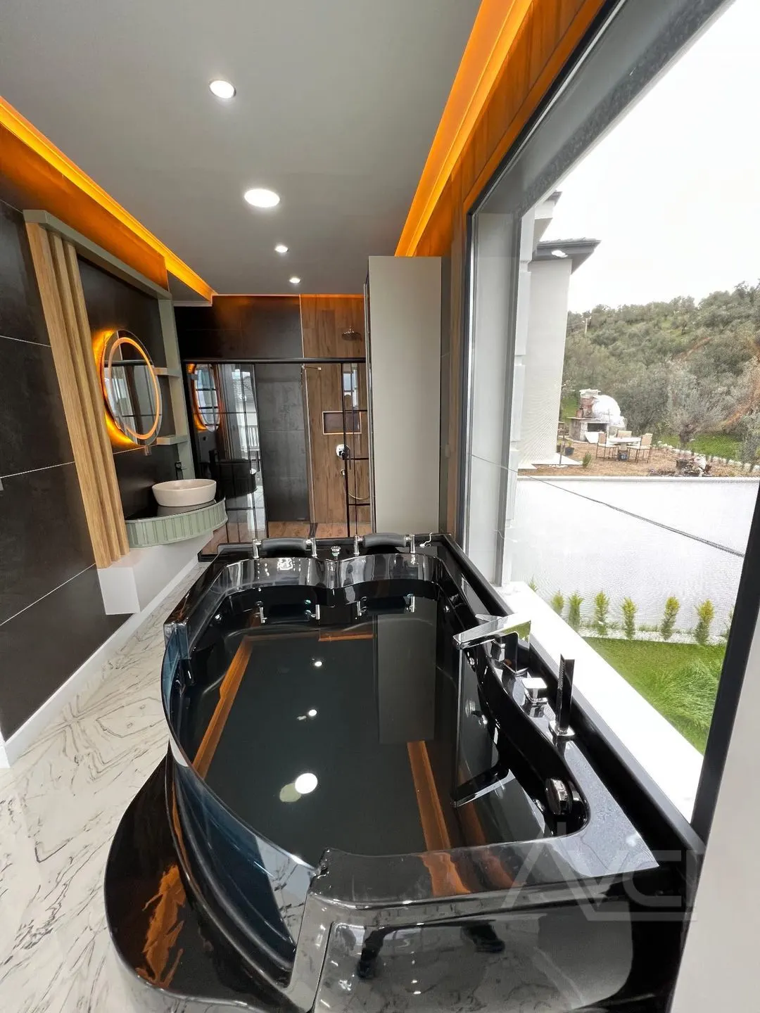 AVCI’DAN ALTINOLUK’TA 600M2 ARSA İÇİNDE BEYAZ KONAK