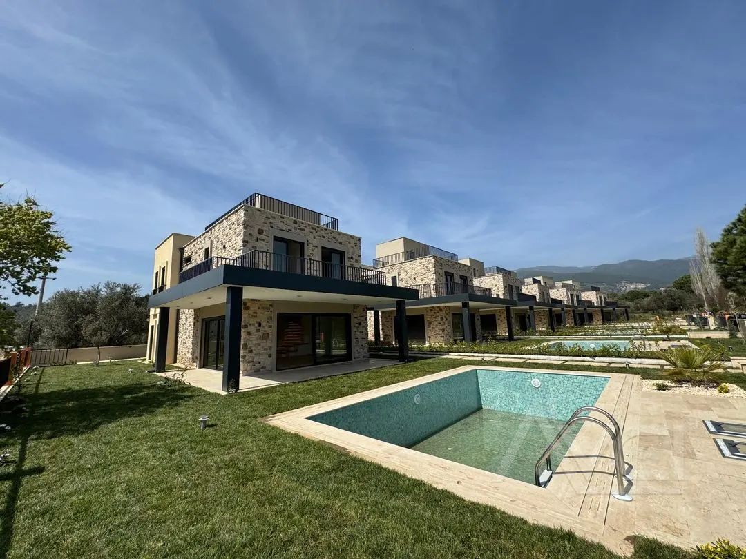 AVCI’DAN 440M2 ARSA GÜRE YOLUNDA TAM MÜSTAKİL HAVUZLU VİLLA