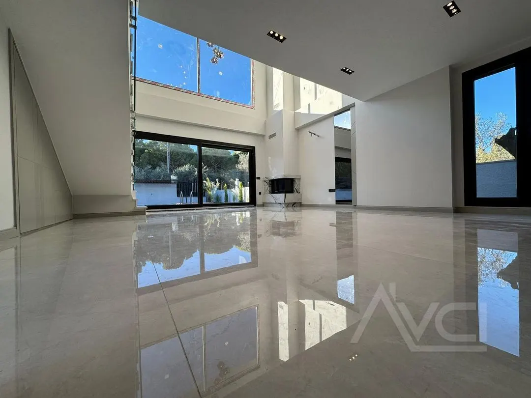 AVCI’DAN YÜRÜYÜŞ YOLUNDA CEPHELİ 400M2 ARSA İÇİNDE VİLLA