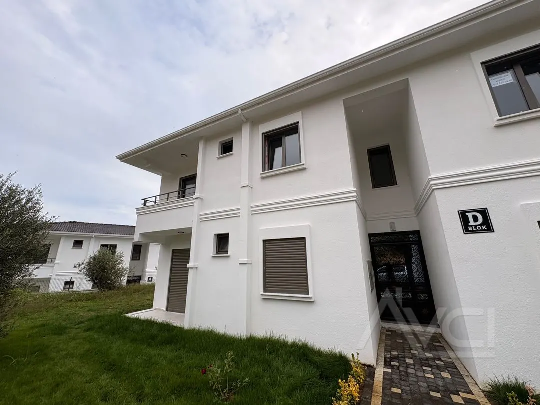 AVCI’DAN KÜCÜKKUYUDA YOLA YAKIN SİTE İÇİ ÜST KAT 2+1 DAİRE