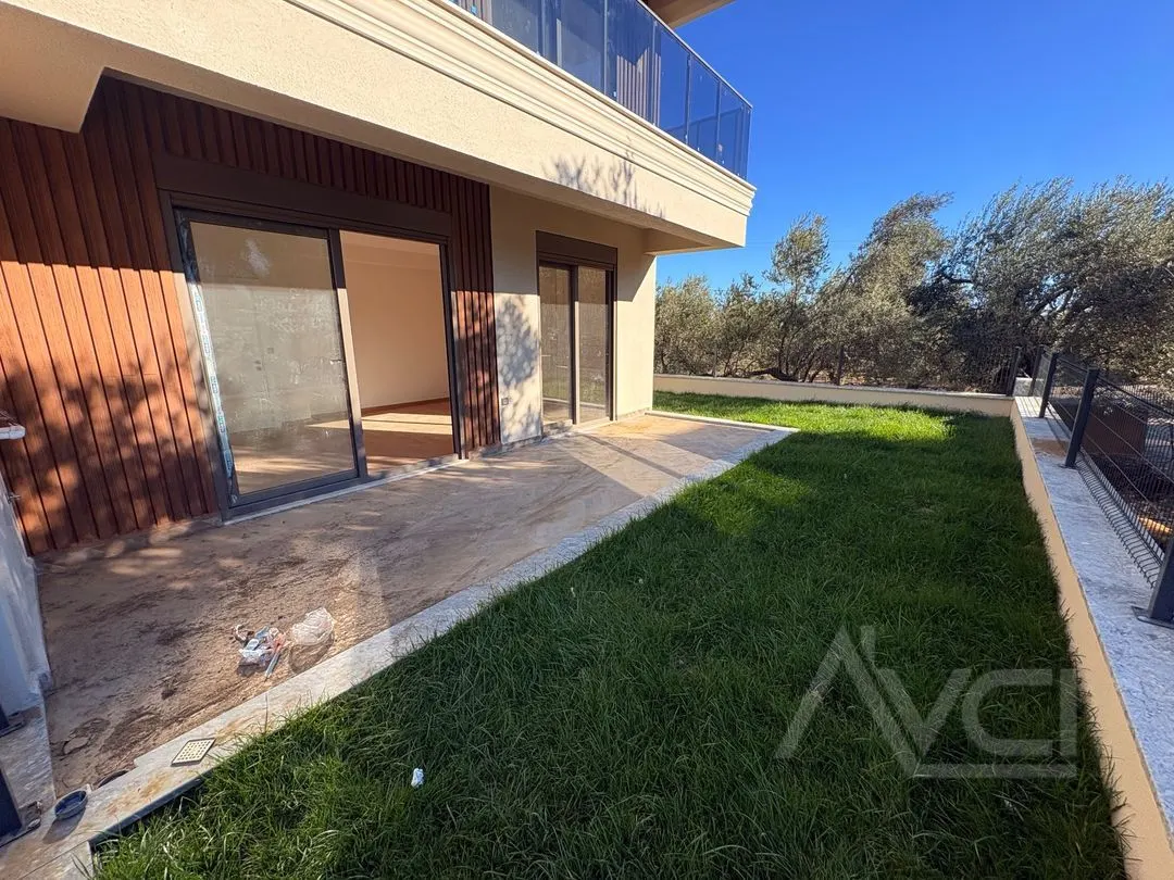 AVCI’DAN GÜRE YOL ALTINDA DENİZE YAKIN 2+1 BAHÇE KULLANIMLI LÜKS DAİRE