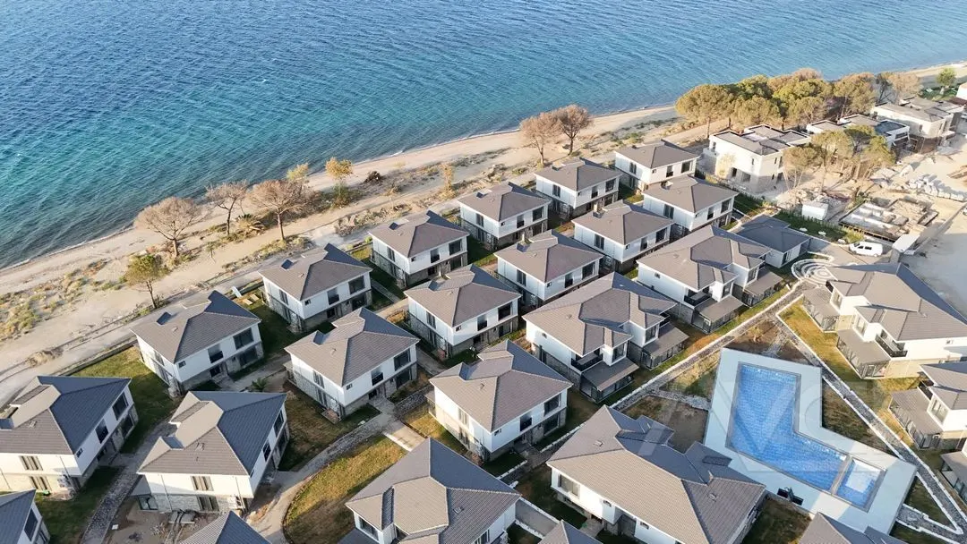 AVCI’ DAN TEK YETKİ 300M2 NET DENİZE SIFIR VİLLA/ÜÇÜNCÜ SIRA