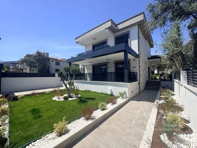 AVCI’DAN GÜRE OTELLER BÖLGESİNDE 4+1 OTOPARKLI BAHÇELİ TEK MÜSTAKİL VİLLA