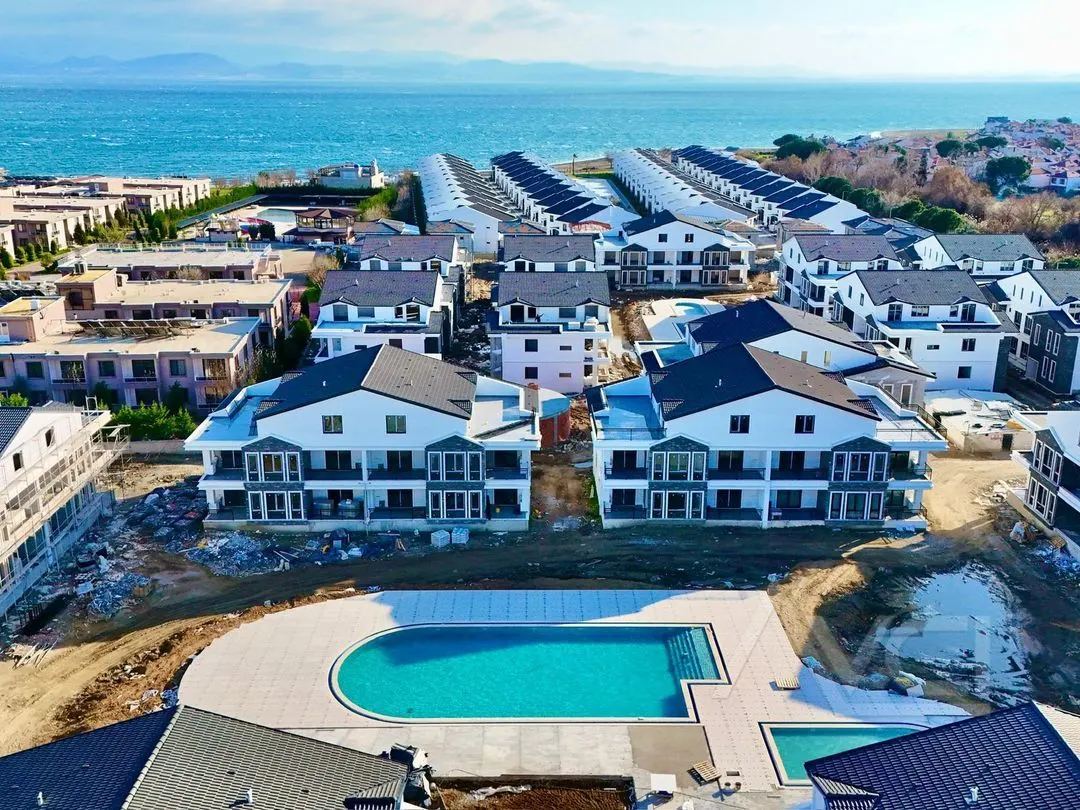 AVCI’DAN DENİZE SIFIR 30,000M2 İÇİNDE ARA KAT ACİL 2+1