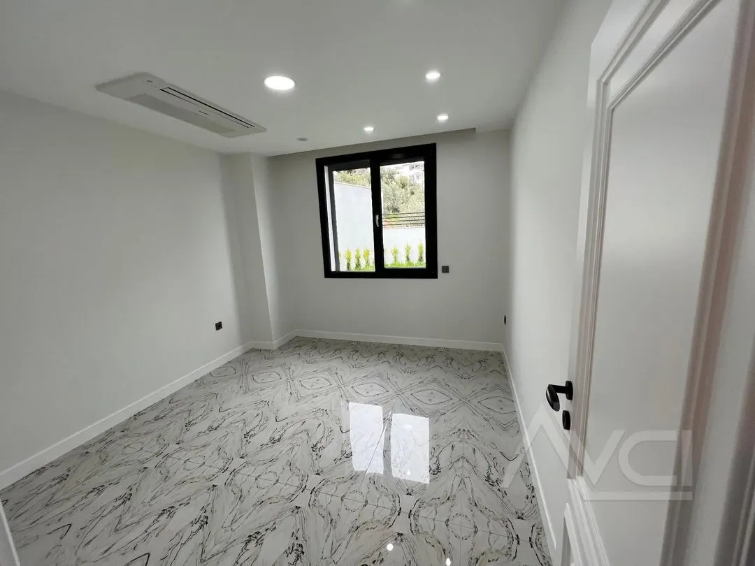 AVCI’DAN ALTINOLUK’TA 600M2 ARSA İÇİNDE BEYAZ KONAK