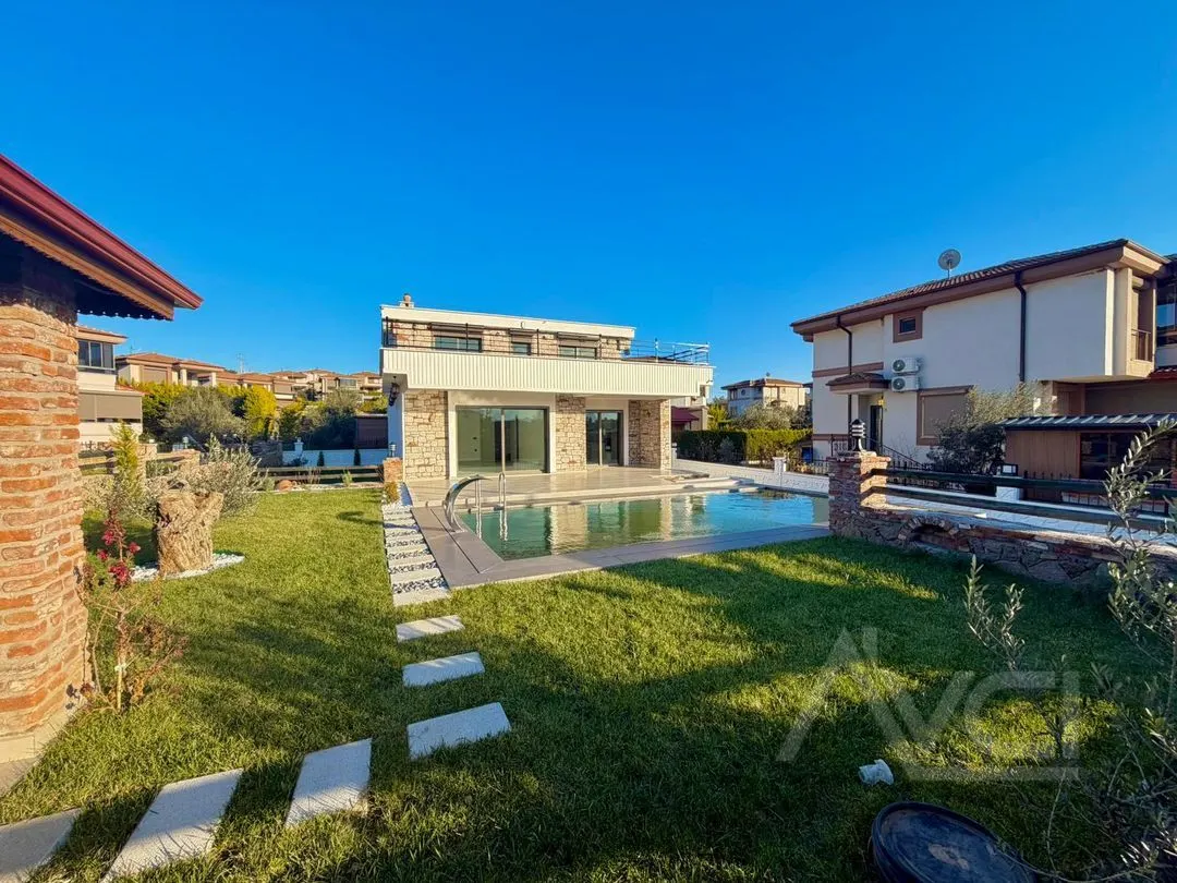 AVCI’DAN 700 M2 ARSA 6+1 GİRİŞ ODALI MÜSTAKİL HAVUZLU VİLLA