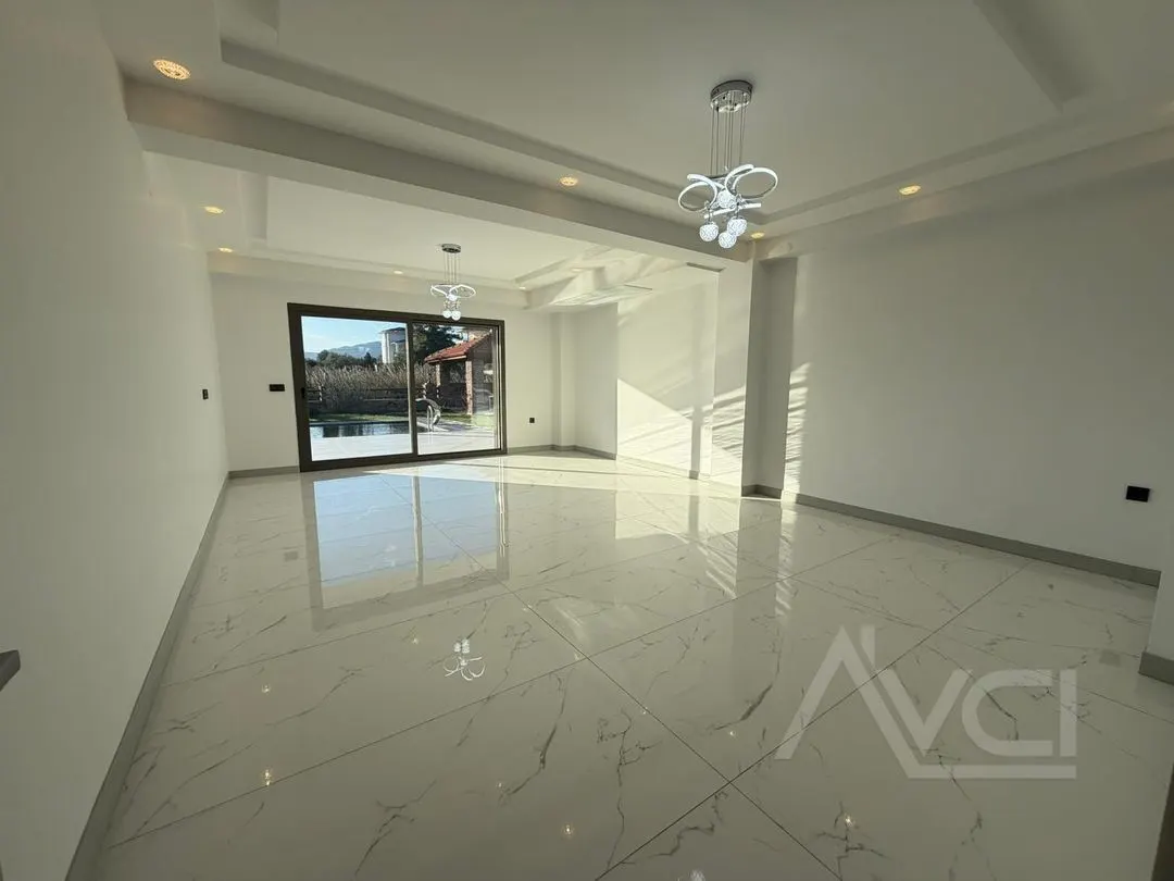 AVCI’DAN 700 M2 ARSA 6+1 GİRİŞ ODALI MÜSTAKİL HAVUZLU VİLLA