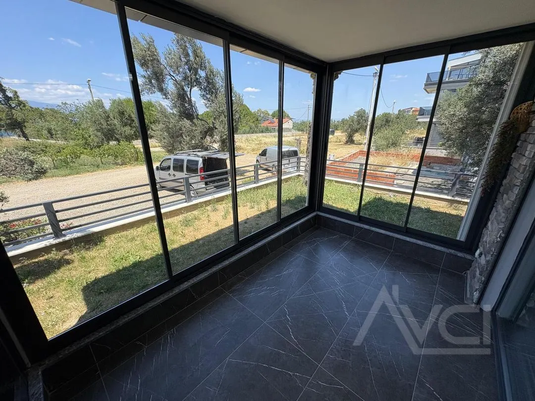 AVCI’DAN İSKELE’DE DENİZE SIFIR 5+2 300M2 VİLLA