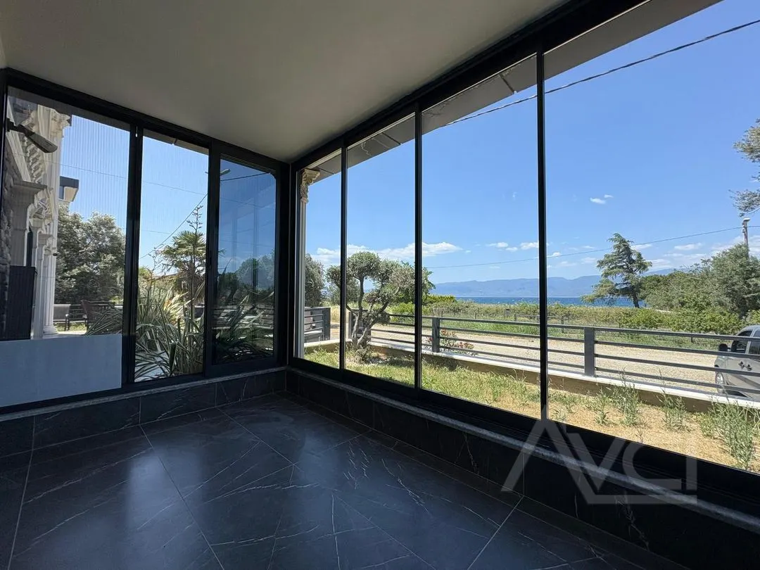 AVCI’DAN İSKELE’DE DENİZE SIFIR 5+2 300M2 VİLLA