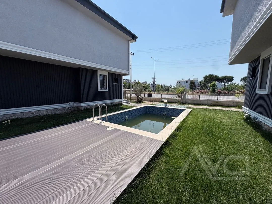 AVCI’DAN KÜÇÜKKUYUDA HAVUZLU SİTE İÇERİSİNDE 3+1 VİLLA