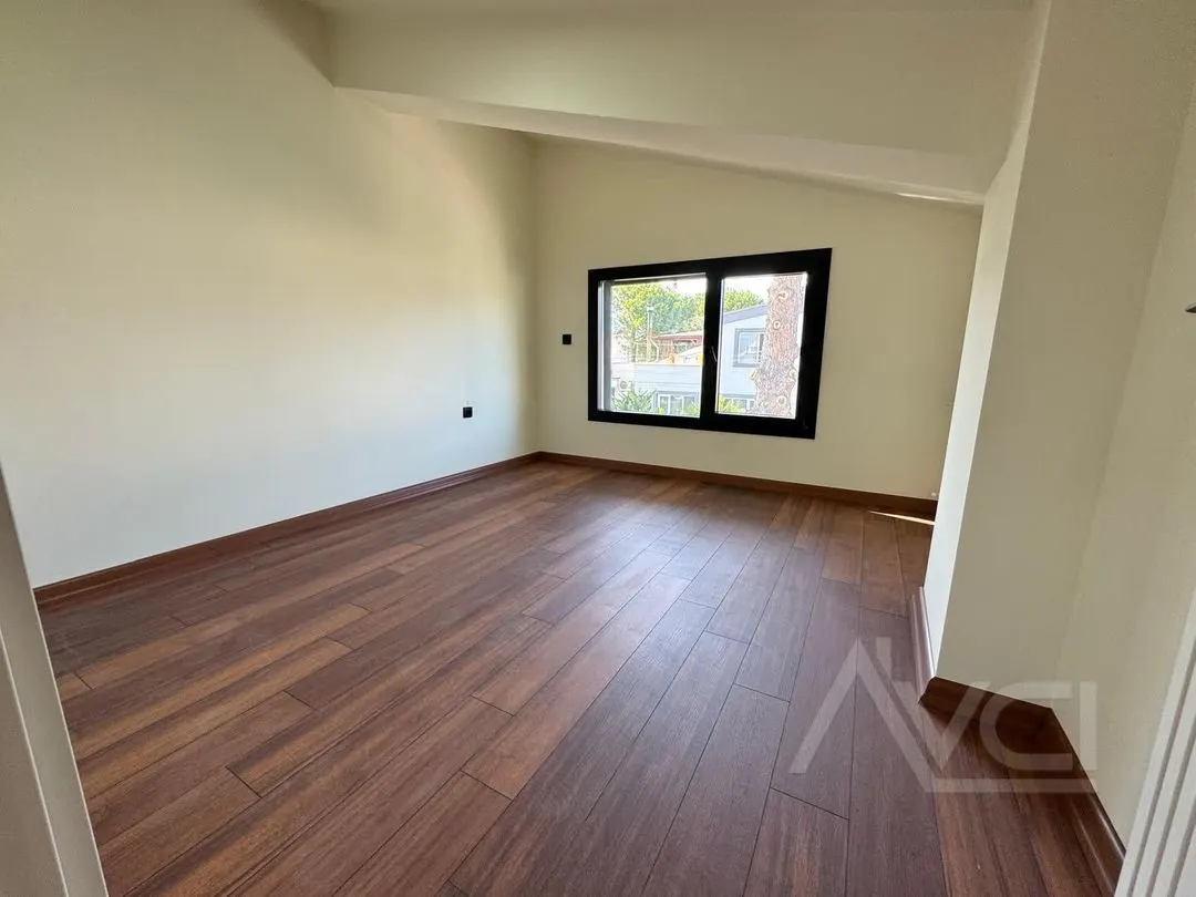 AVCI’DAN İKİZÇAY’DA DENİZE 40MT 4+1 SIFIR VİLLA