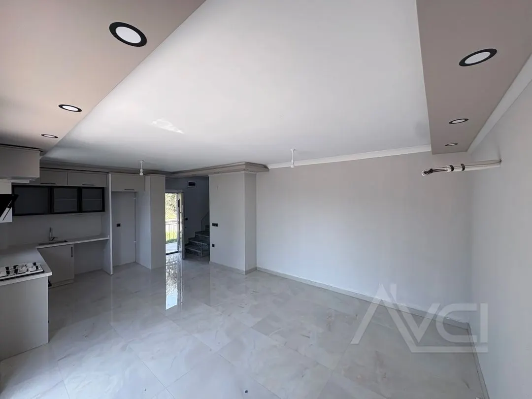 AVCI ‘DAN KÜÇÜKKUYUDA 3+1 YOLA YAKIN VİLLA